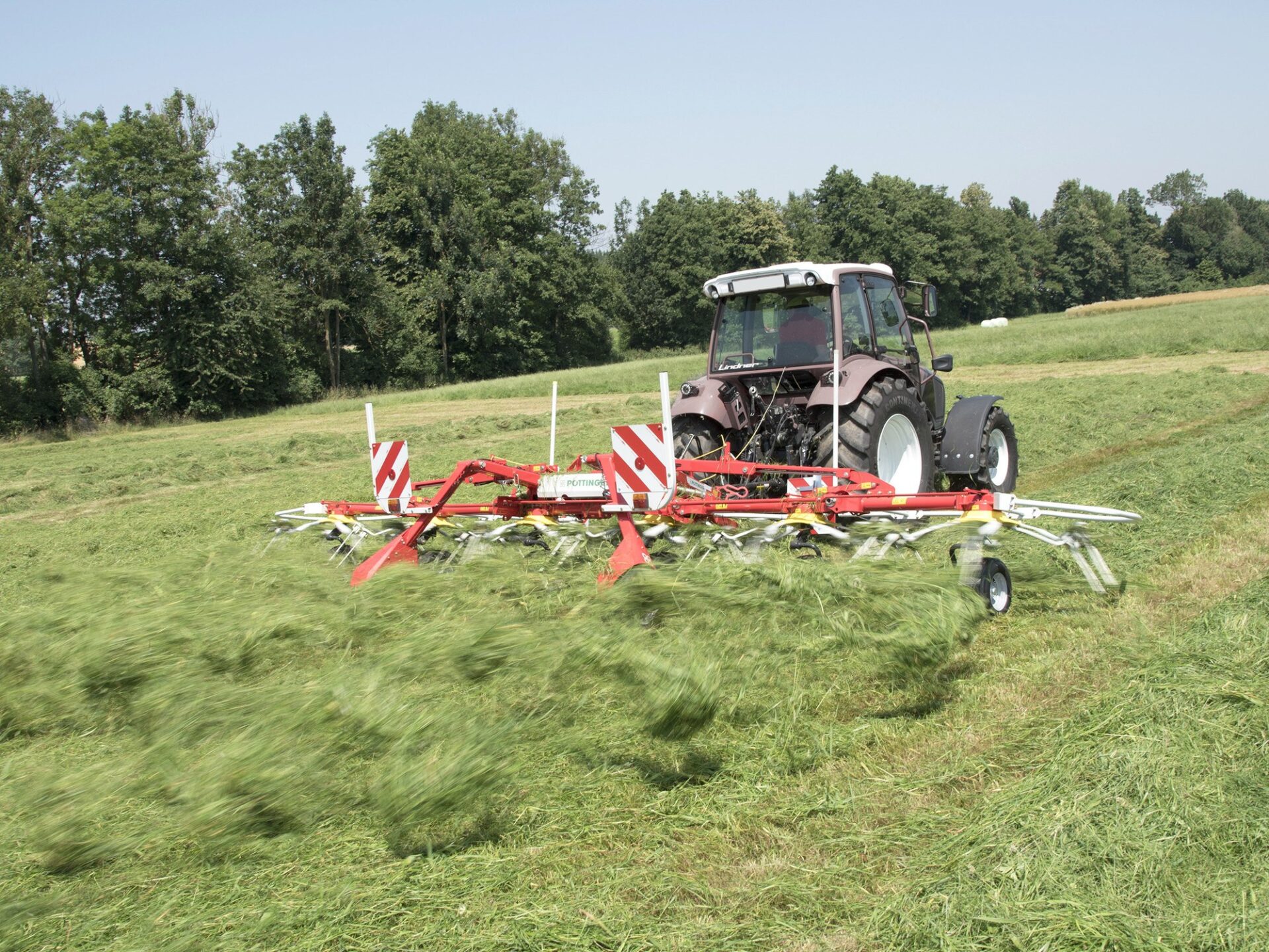 Pöttinger HIT 6.80 T Pöttinger HIT 6.80 T podczas przetrząsania pokosów
