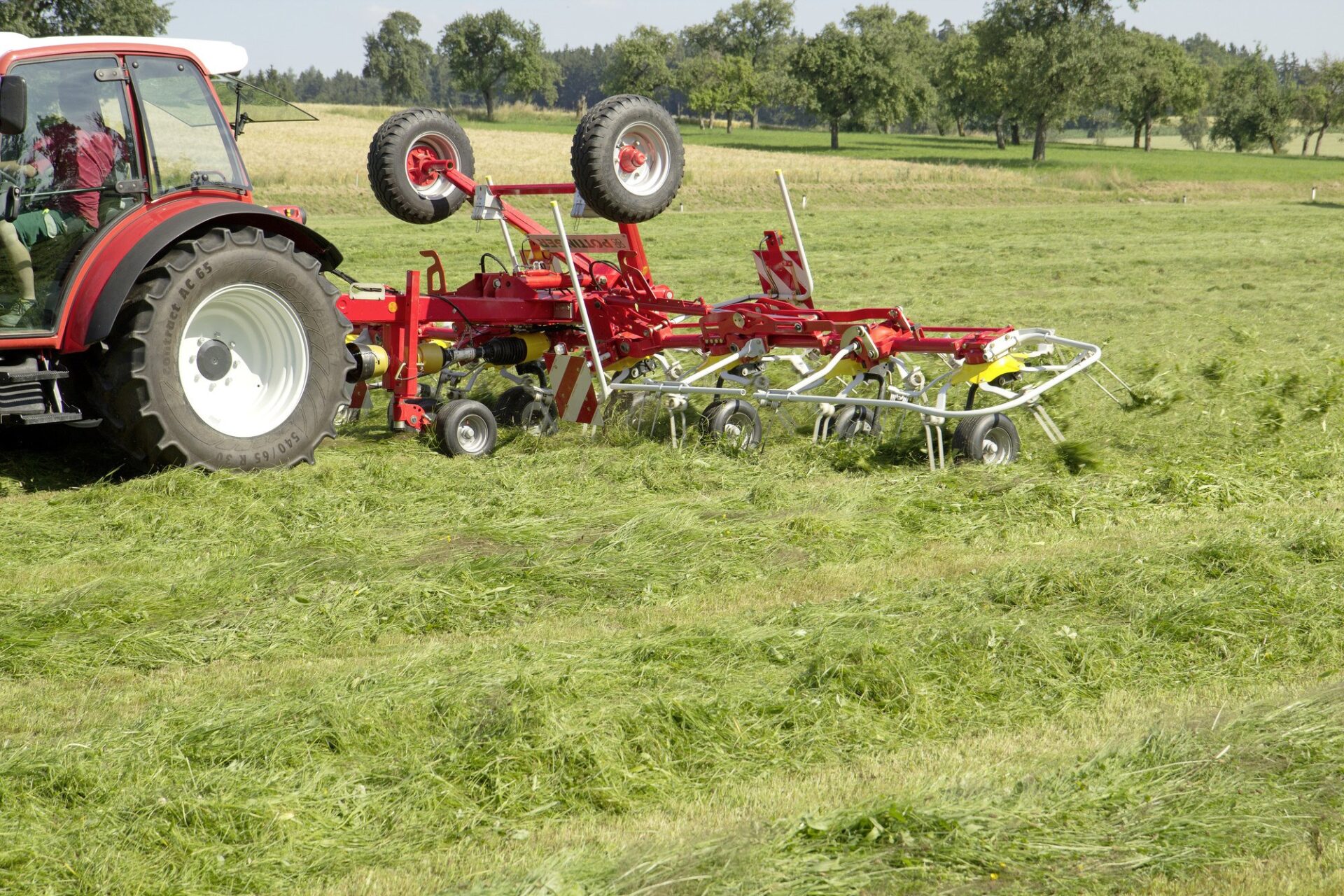 Pöttinger HIT 8.91 T Pöttinger HIT 8.91 T z podwoziem złożonym nad karuzelami w pracy