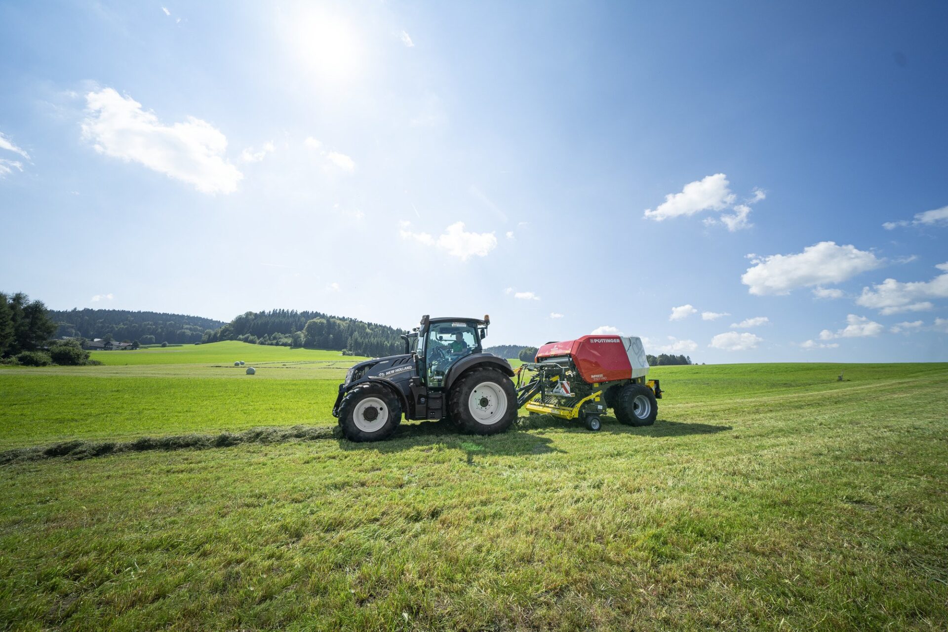 IMPRESS 3130 F PRO w pracy Pöttinger IMPRESS 3130 F PRO podczas zbioru trawy na sianokiszonkę