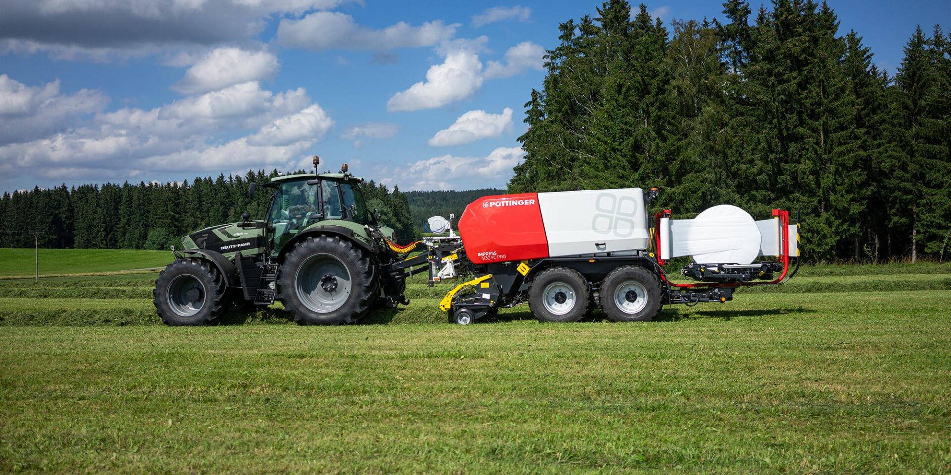 Praso-owijarka Pöttinger IMPRESS 3130 FC PRO z ciągnikiem na łące, widok z boku