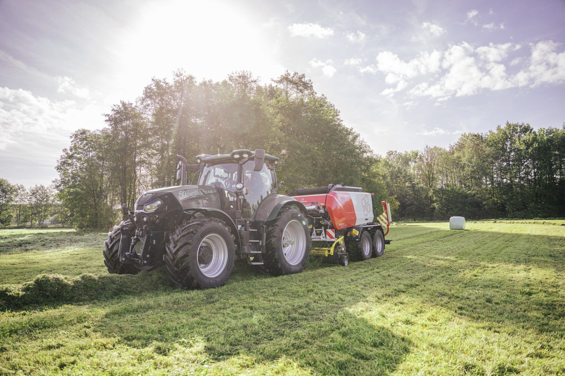Wiązanie folią płaszczową Pöttinger IMPRESS 3160 VC PRO z wiązaniem folią płaszczową podczas zbioru trawy