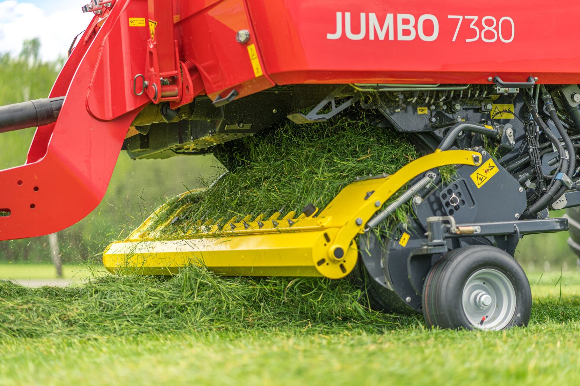 JUMBO 7380 – podbieracz 2,3 m Podbieracz 2,3 m ze ślimakami doprowadzającymi w przyczepie Pöttinger JUMBO 7380