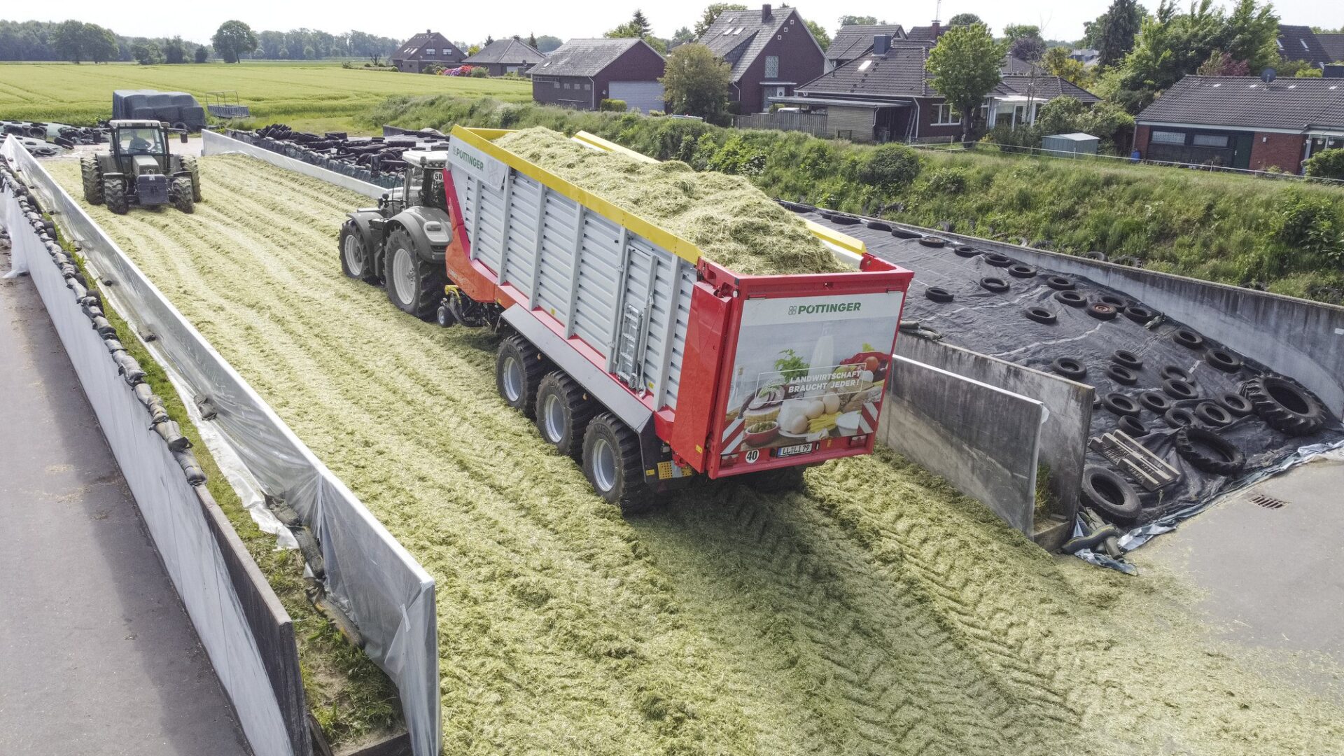 JUMBO 7450 na pryzmie Pöttinger JUMBO 7450 z sieczką kukurydzianą na pryzmie, widok z góry