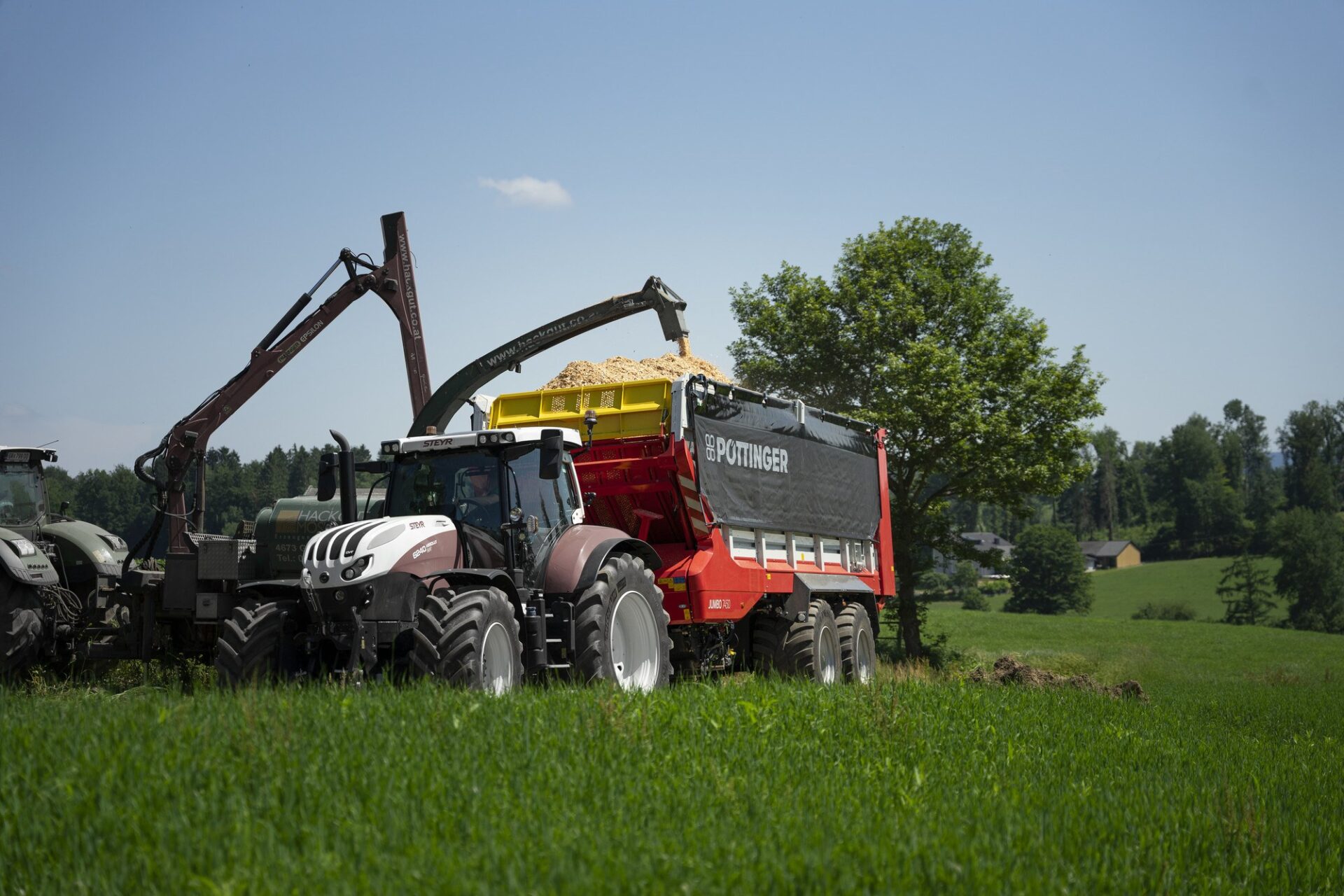 JUMBO 7450 – transport zrębków Załadunek zrębków do przyczepy Pöttinger JUMBO 7450 w trybie transportowym