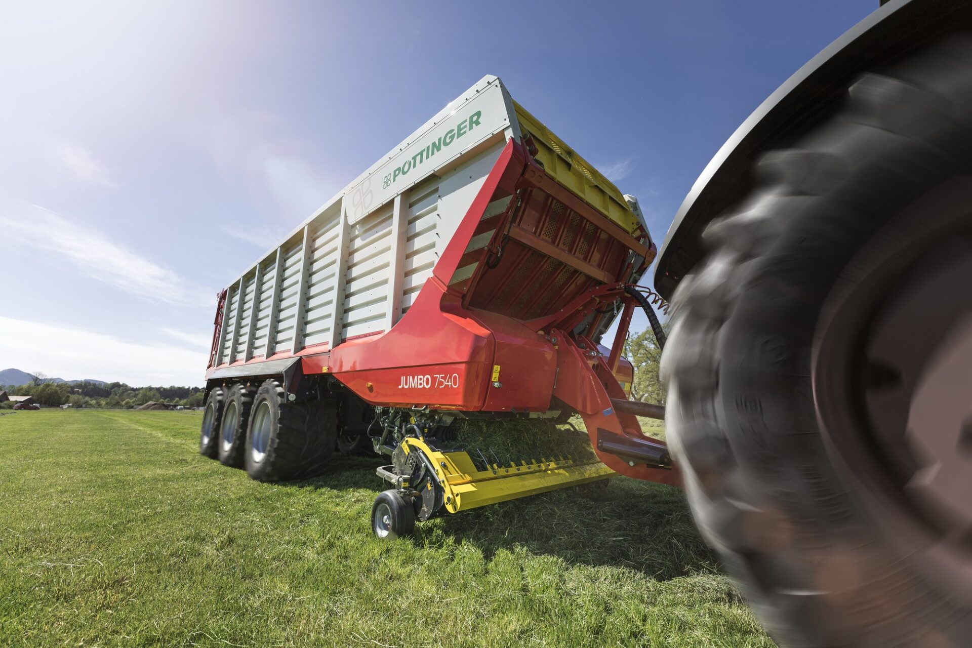 JUMBO 7540 w zbiorze trawy Pöttinger JUMBO 7540 podczas zbioru trawy na kiszonkę