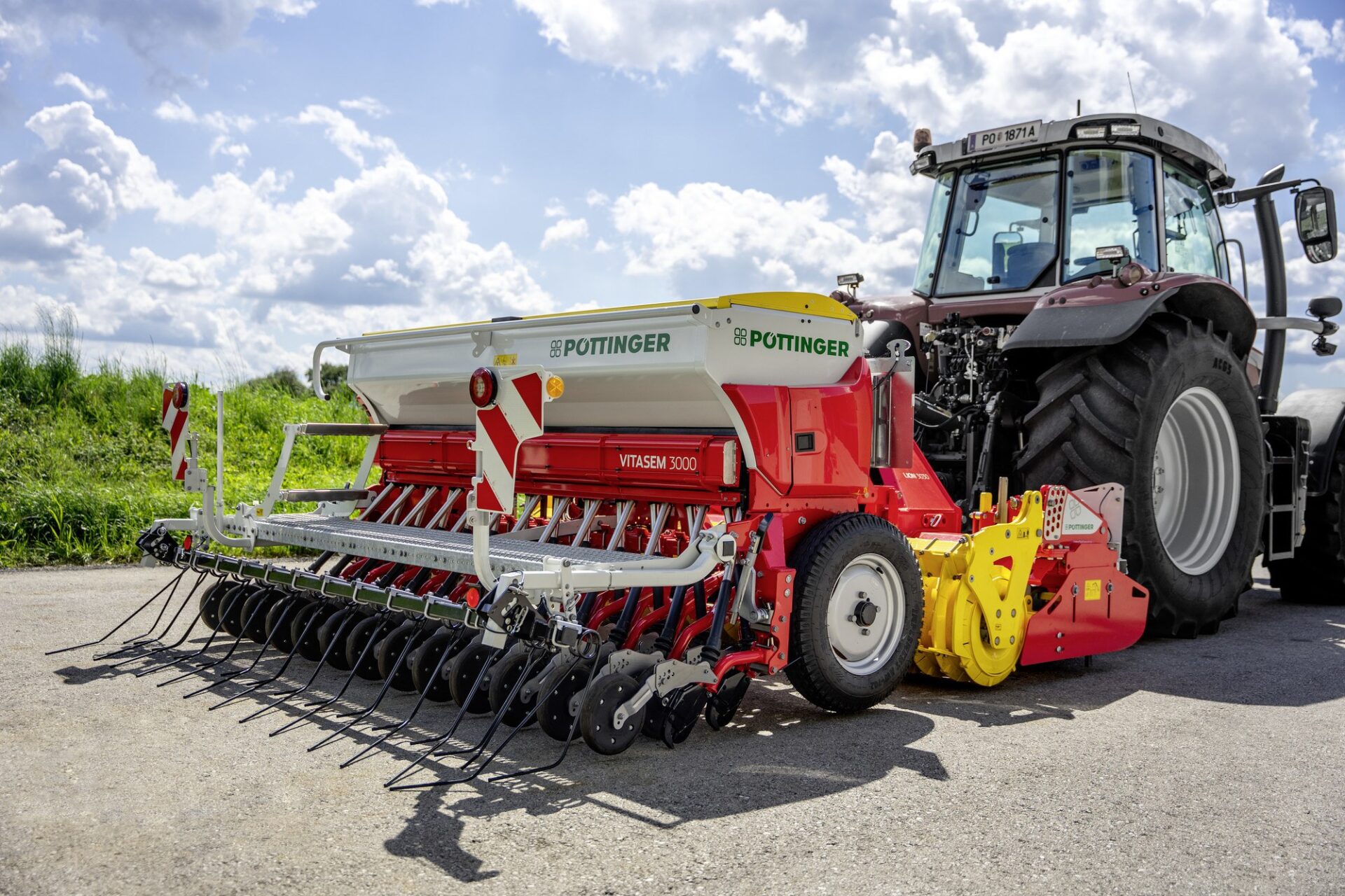LION 3030 z siewnikiem VITASEM Pöttinger LION 3030 z nabudowanym siewnikiem VITASEM 3000 przy ciągniku