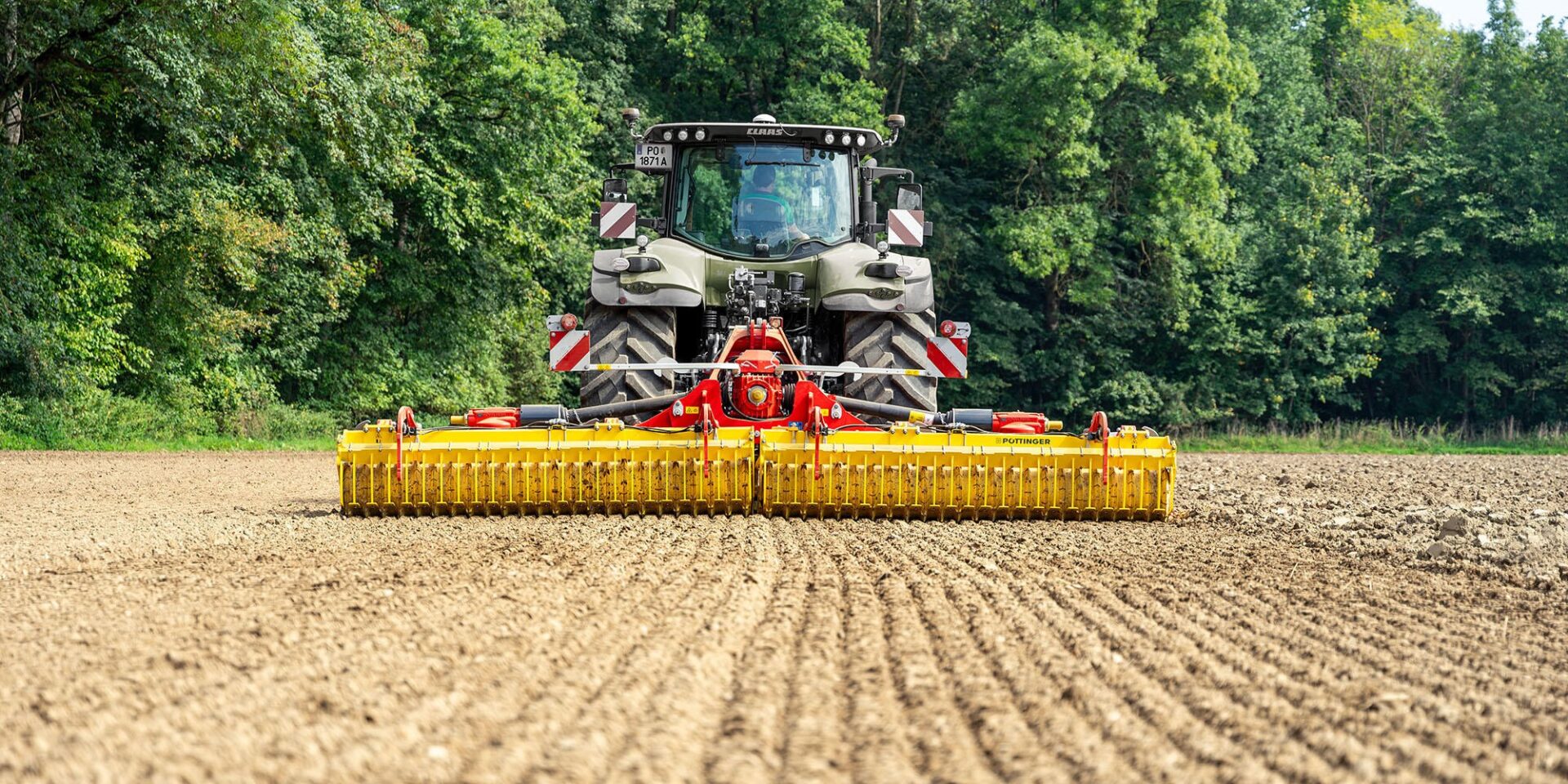 Składana brona wirnikowa Pöttinger LION V 6030 MASTER za ciągnikiem, widok z tyłu