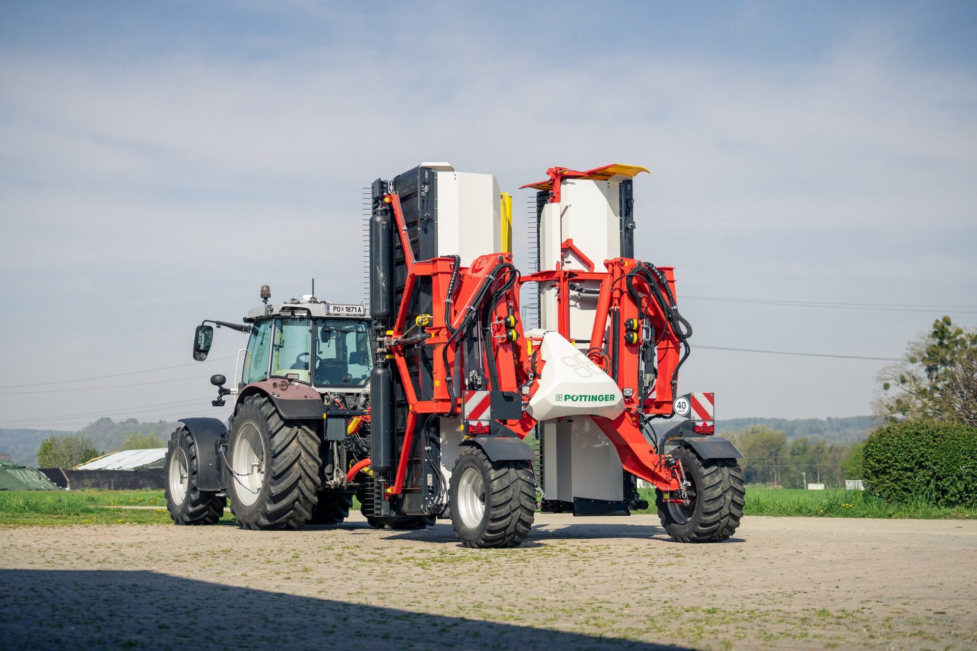 MERGENTO w pozycji transportowej Pöttinger MERGENTO VT 9220 złożona do transportu