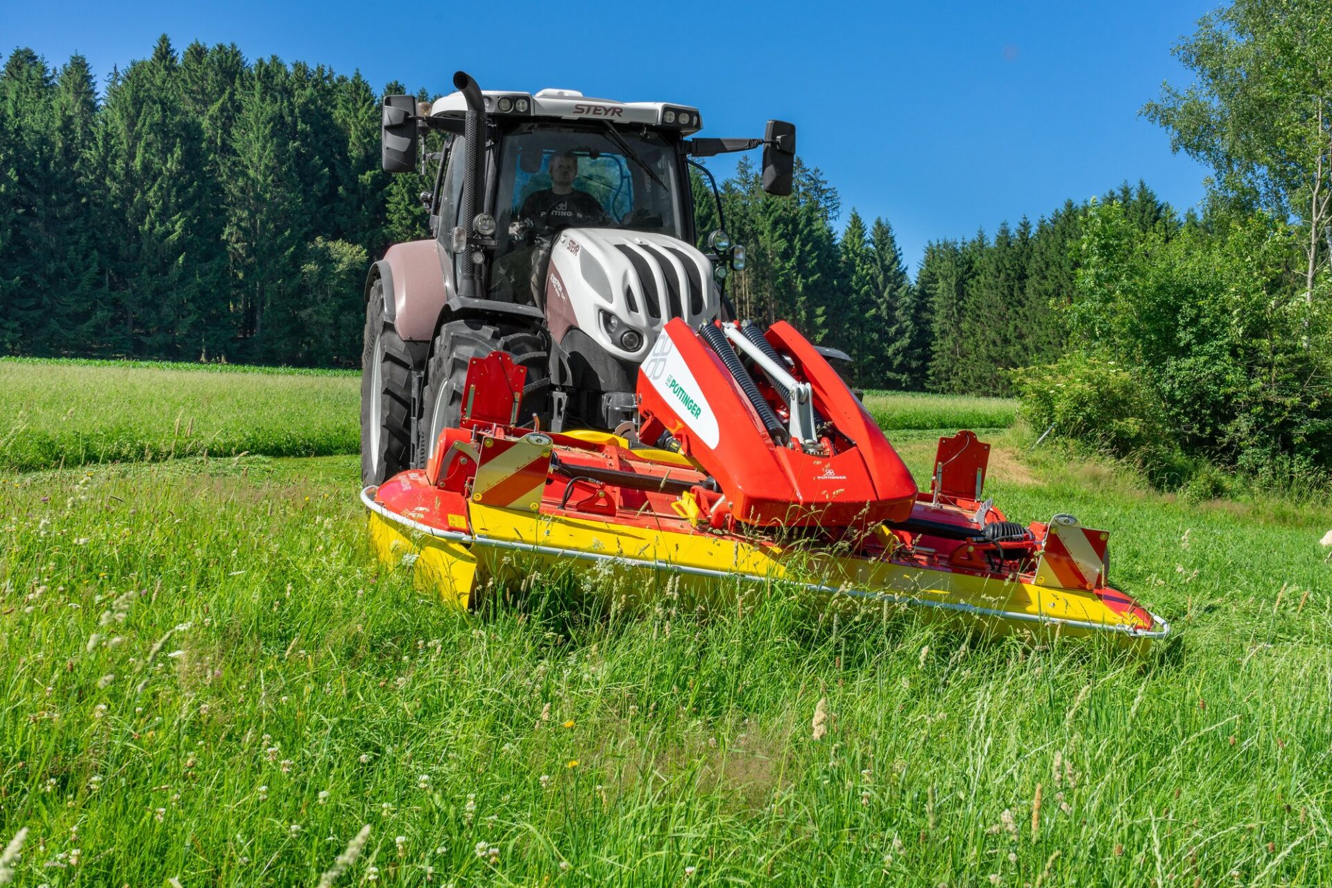 NOVACAT 301 ALPHA MOTION PRO Pöttinger NOVACAT 301 ALPHA MOTION PRO zawieszona na przednim TUZ, widok z przodu
