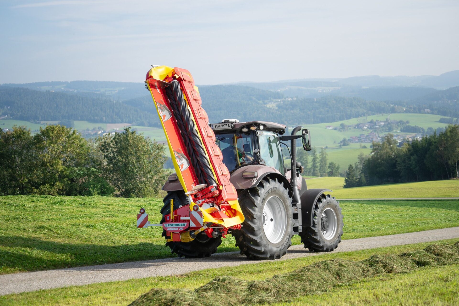 NOVACAT 302 RC w transporcie Pöttinger NOVACAT 302 RC złożona pionowo do transportu na drodze
