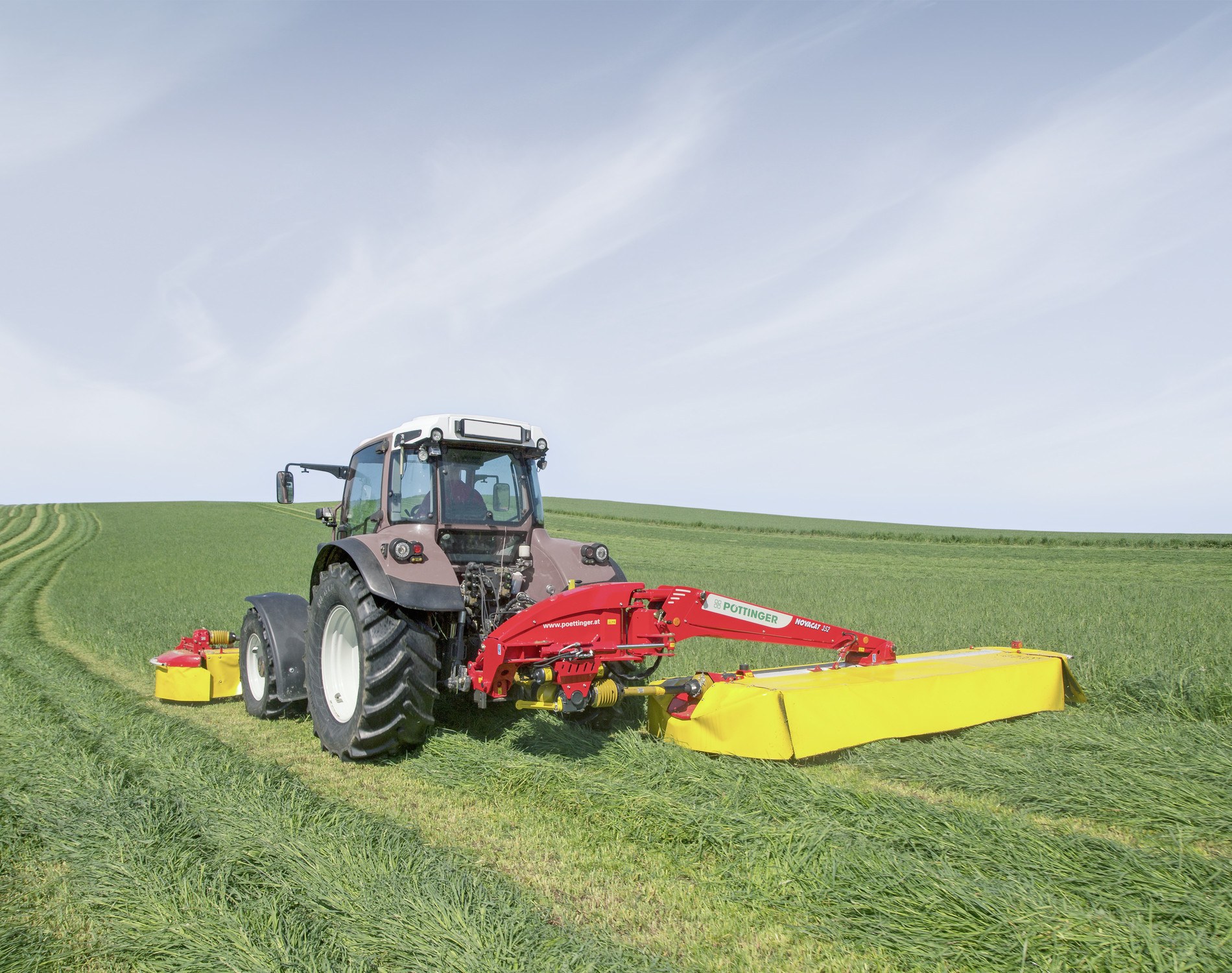 Pöttinger NOVACAT 352 Pöttinger NOVACAT 352 w pozycji roboczej przy koszeniu trawy