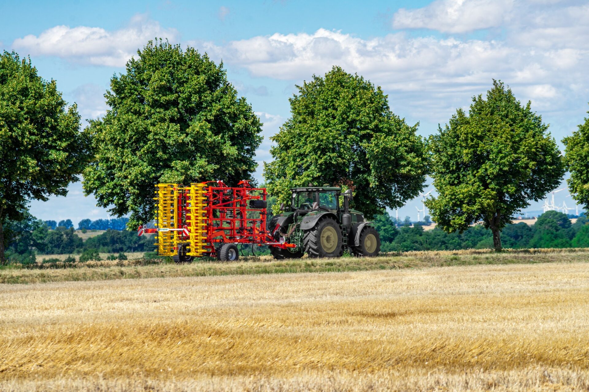 PLANO VT 6060 w transporcie Pöttinger PLANO VT 6060 złożony do transportu za ciągnikiem