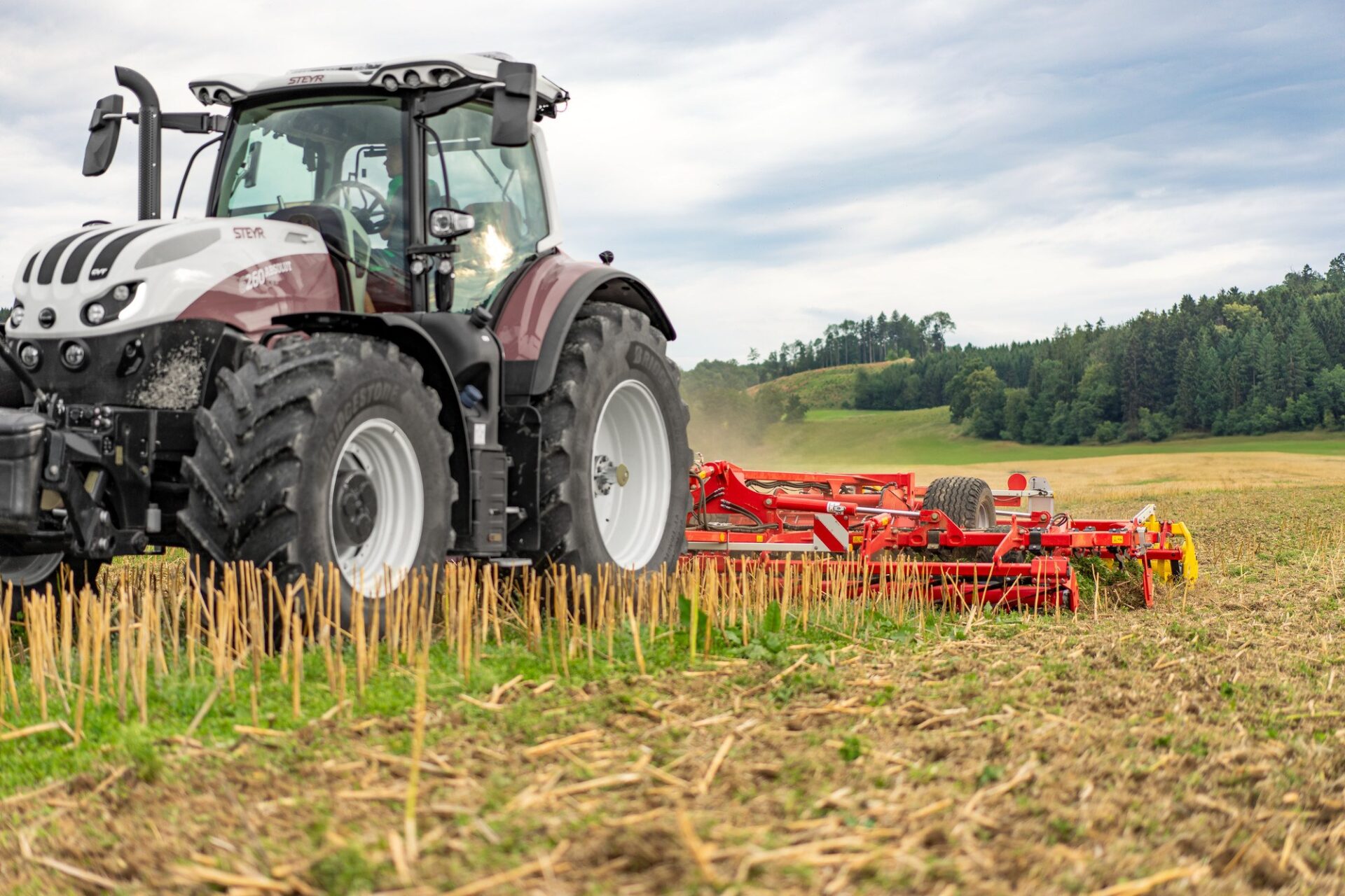 PLANO VT 6060 na ściernisku Pöttinger PLANO VT 6060 podczas płytkiej uprawy ścierniska