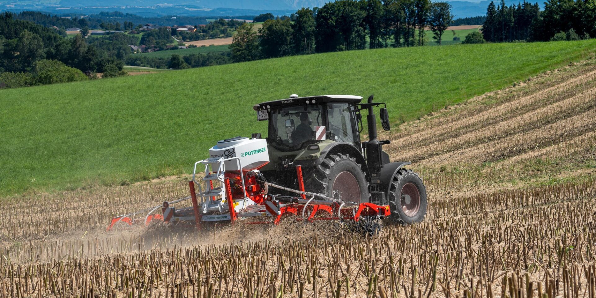 Pielnik rotacyjny Pöttinger ROTOCARE V 6600 z siewnikiem TEGOSEM podczas pracy na polu