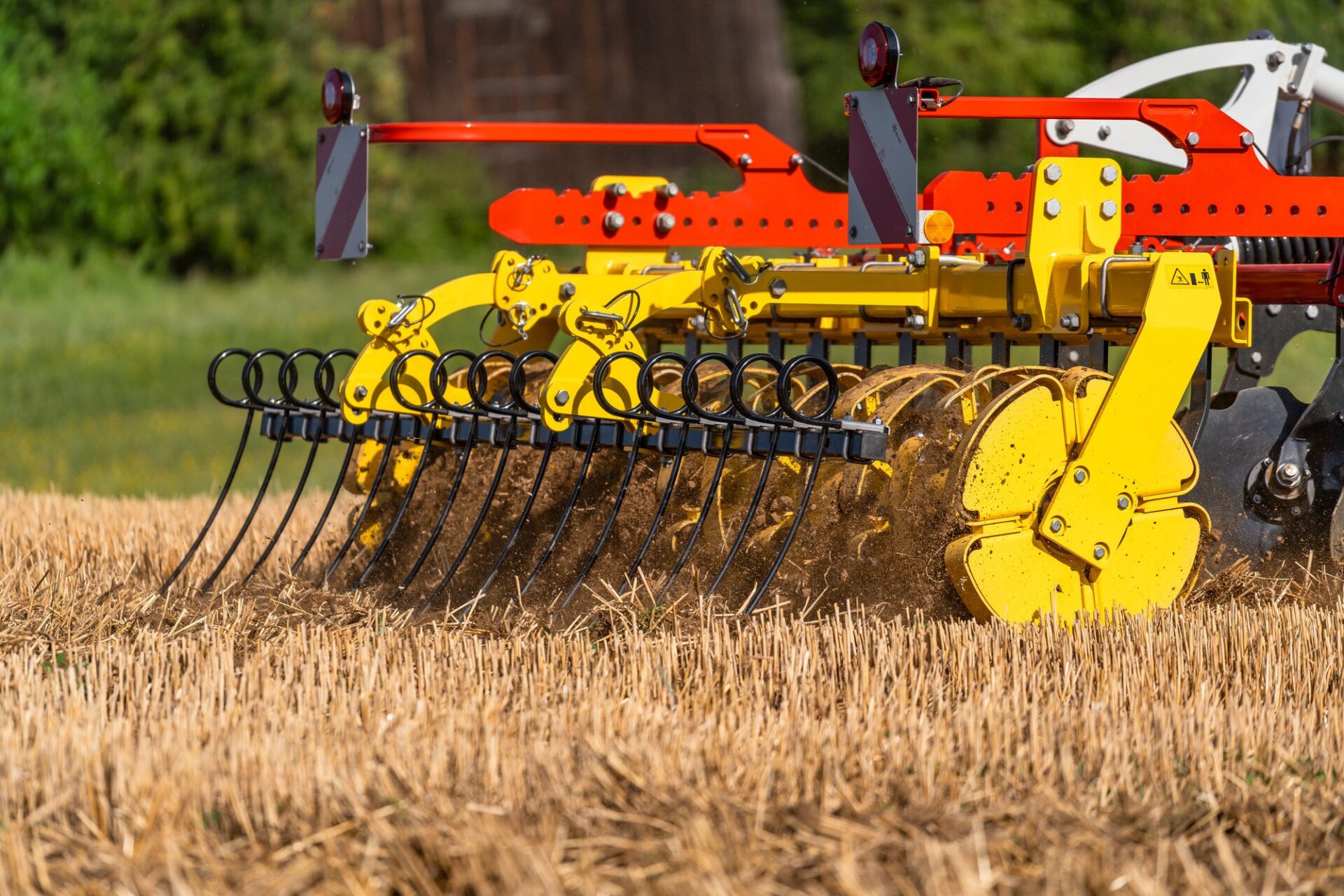 SYNKRO 3021 N – wał i zgrzebło Wał i zgrzebło za kultywatorem Pöttinger SYNKRO 3021 N podczas pracy na ściernisku