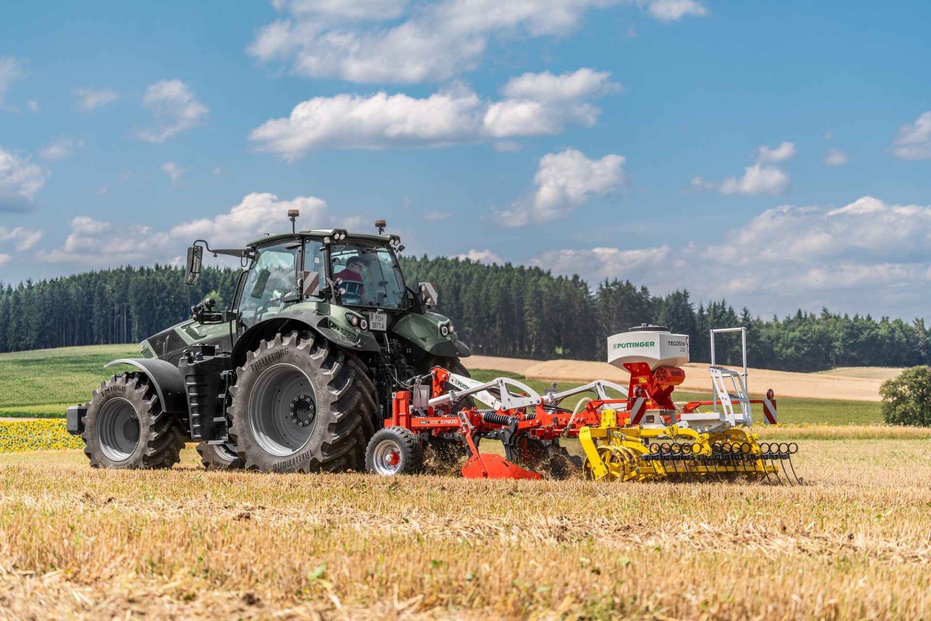 SYNKRO 3031 N z siewnikiem poplonów Pöttinger SYNKRO 3031 N ze zbiornikiem siewnika poplonów podczas uprawy ścierniska