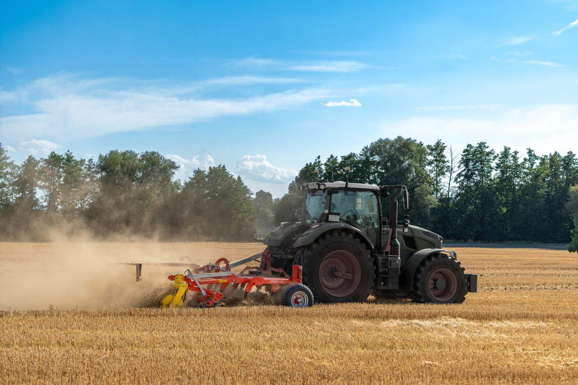 SYNKRO V 5031 w pracy Pöttinger SYNKRO V 5031 z ciągnikiem podczas uprawy ścierniska