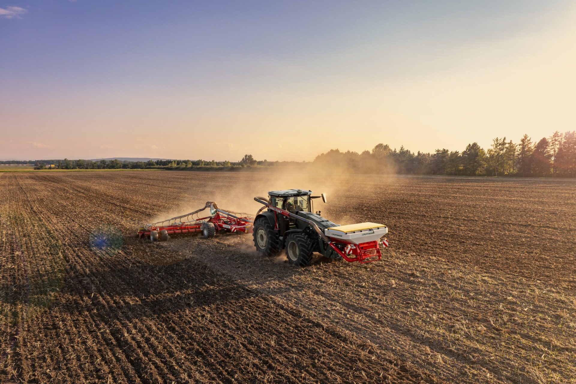 TERRADISC 10001 T z AMICO F Pöttinger TERRADISC 10001 T z przednim zbiornikiem AMICO F podczas uprawy, widok z góry