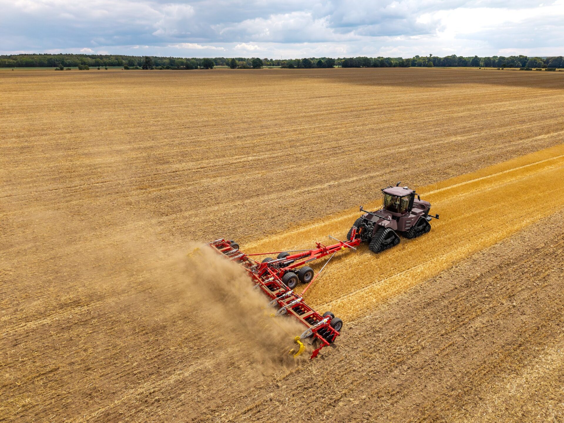 TERRADISC HT 12000 – 12,5 m Brona talerzowa Pöttinger TERRADISC HT 12000 o szerokości 12,5 m na ściernisku, widok z góry