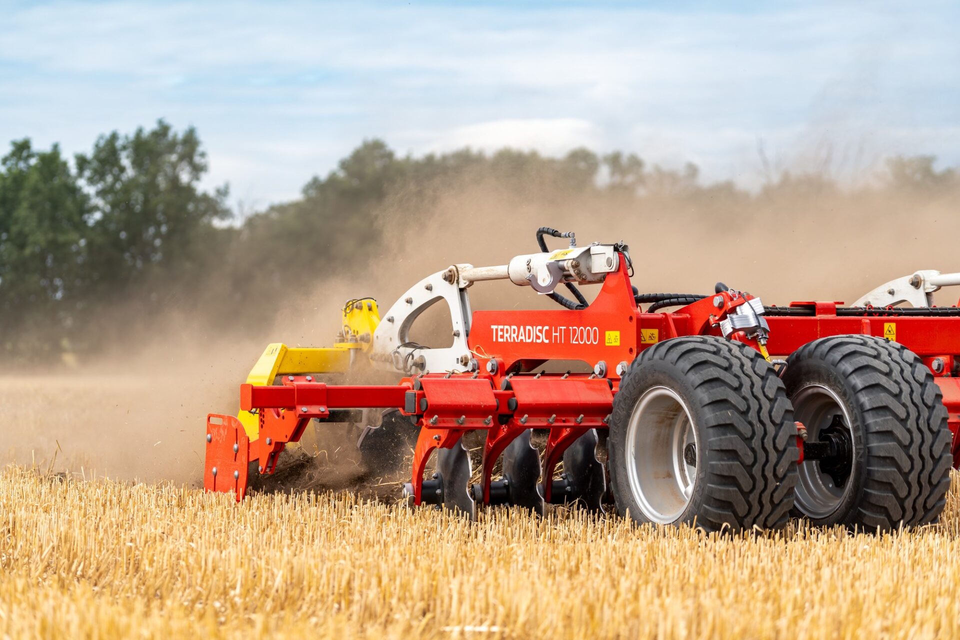 TERRADISC HT 12000 – podwozie Podwozie i składane sekcje brony Pöttinger TERRADISC HT 12000 na ściernisku