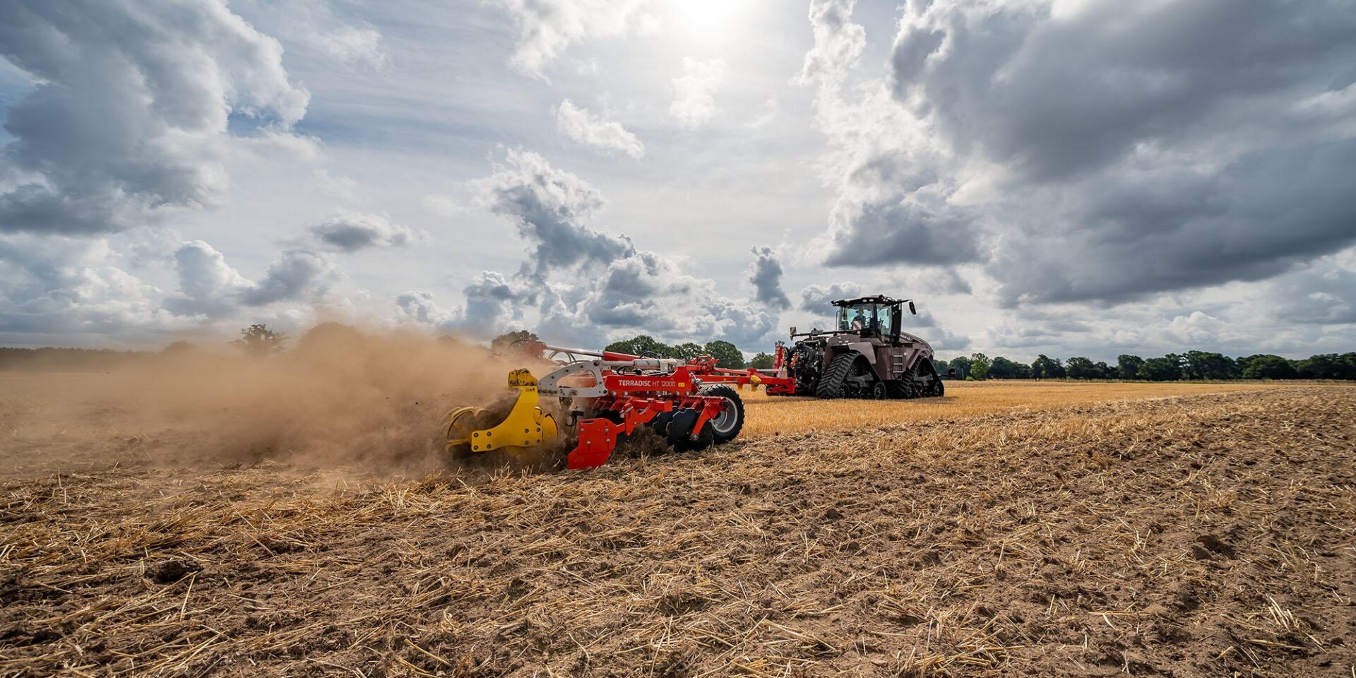 Ciągana brona talerzowa Pöttinger TERRADISC T o szerokości od 8 m podczas uprawy ścierniska