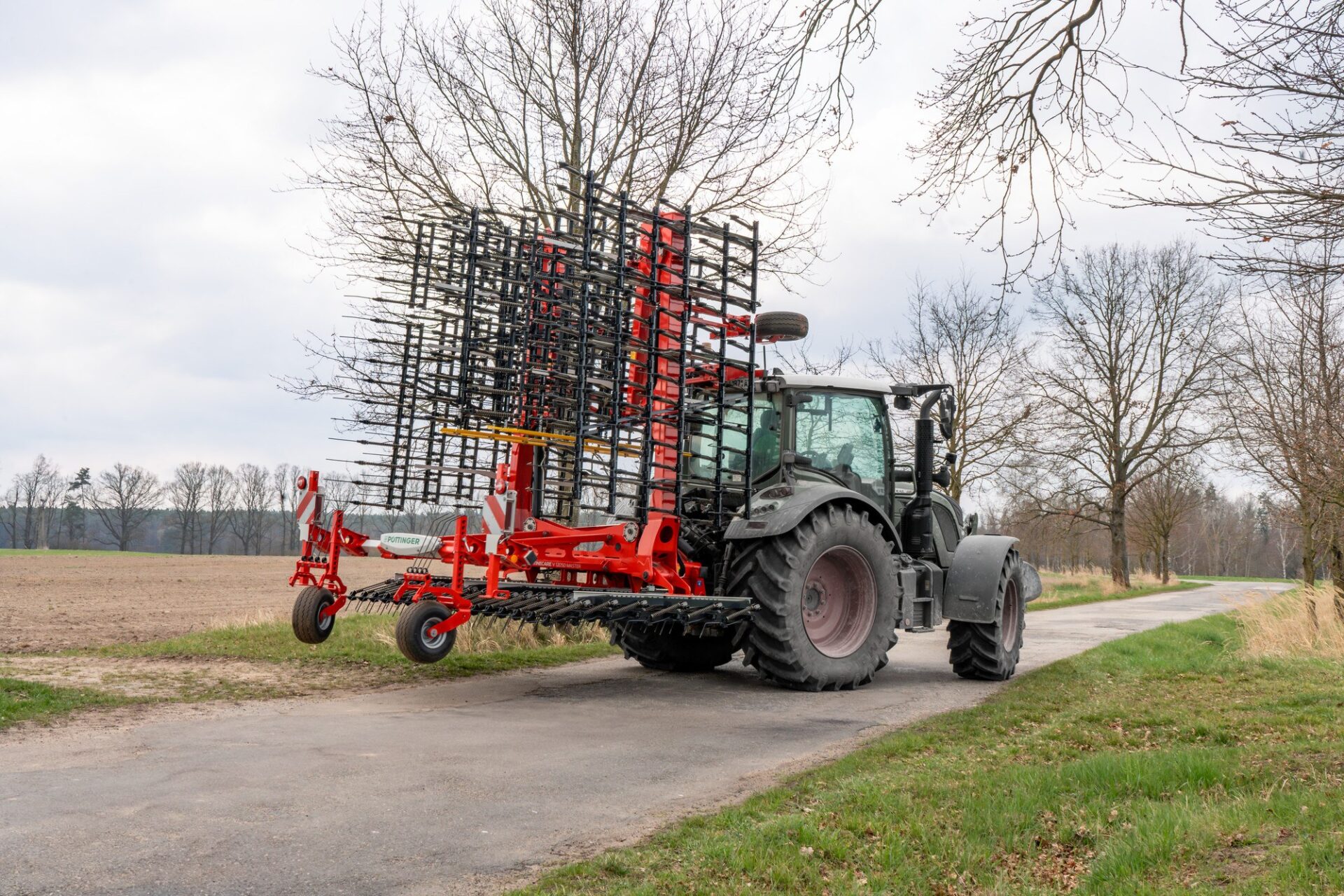 TINECARE V w transporcie Złożona brona pieląca Pöttinger TINECARE V 12050 MASTER w transporcie drogowym