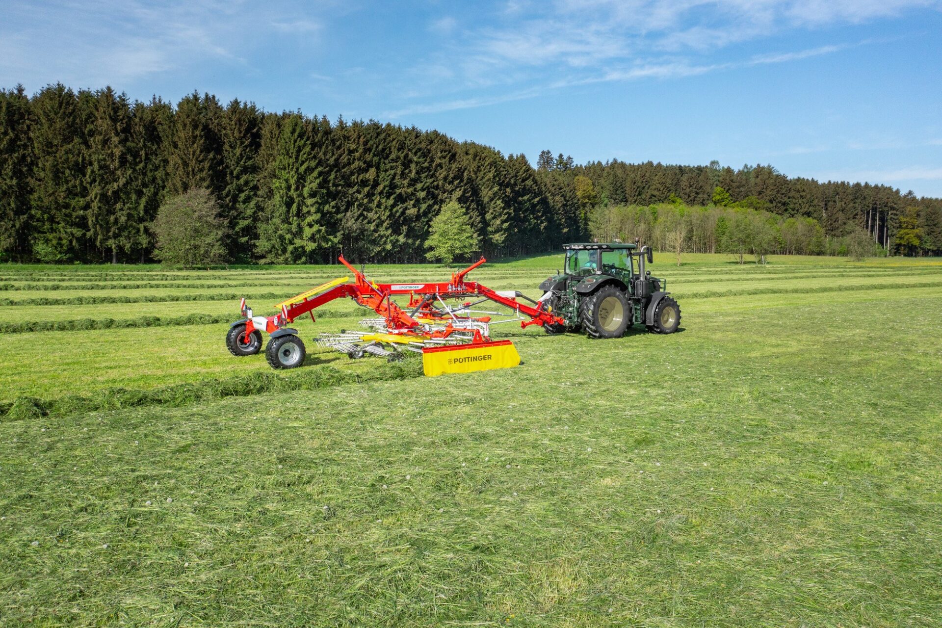 Dwukaruzelowa zgrabiarka boczna Pöttinger TOP VT 7620 S podczas zgrabiania
