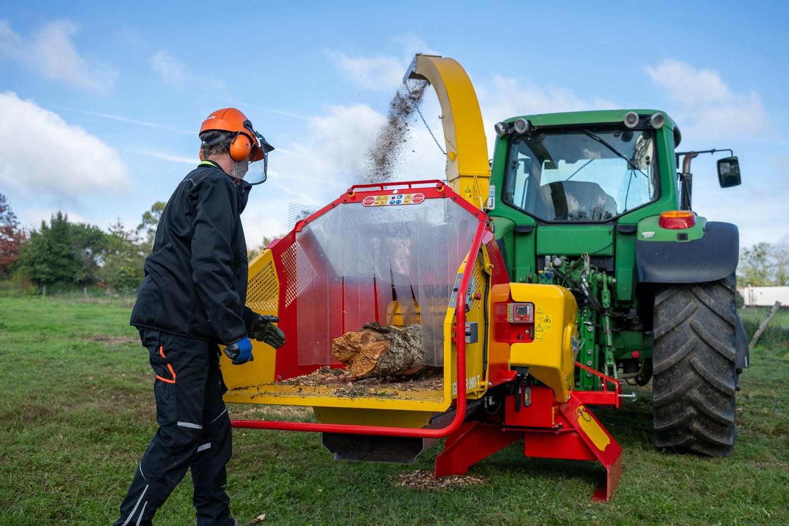 Rębak Rabaud VEGETOR 200 T na ciągniku podczas rozdrabniania grubego konaru