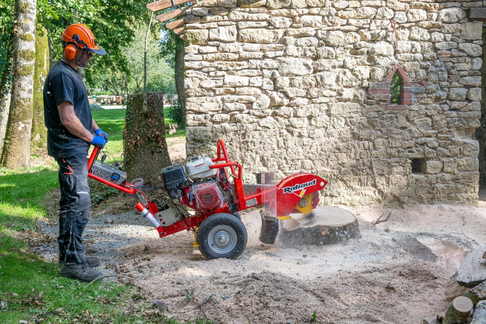 Frezarka do pni Rabaud XYLOCROK 39 na kołach przy frezowaniu pnia