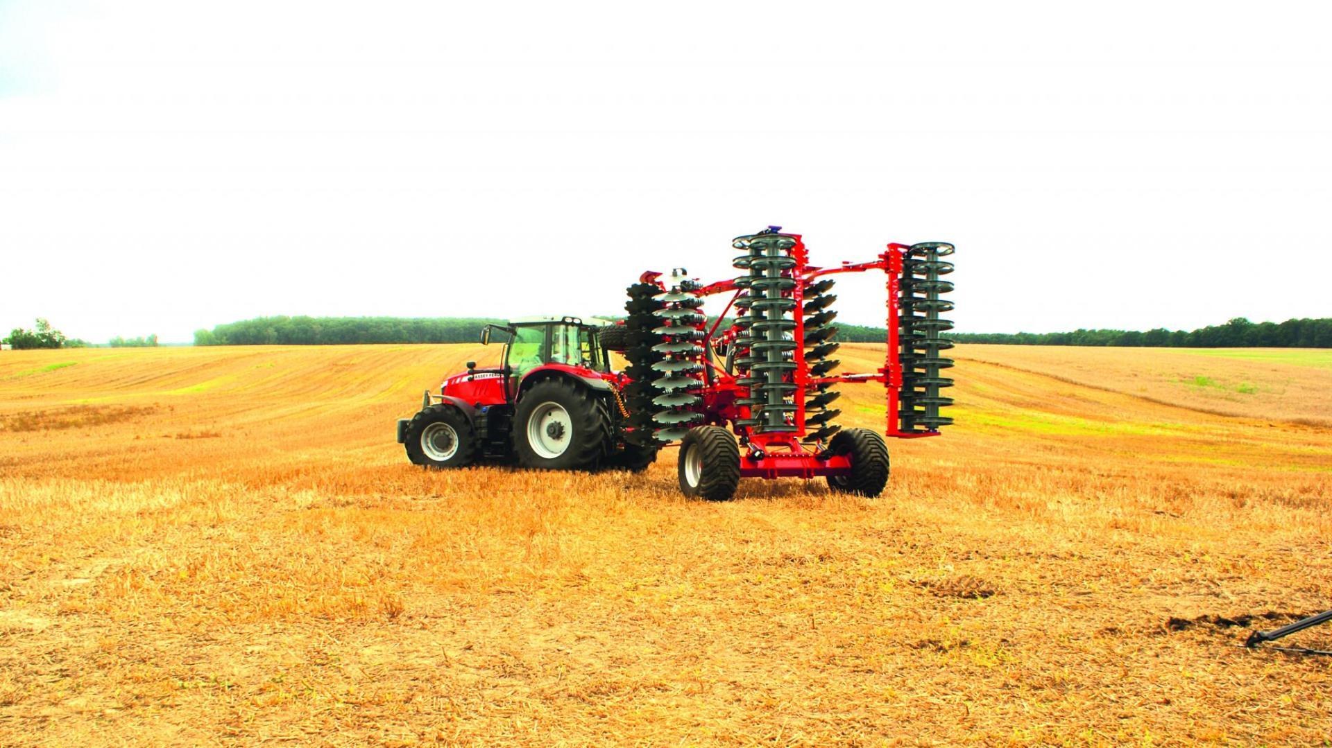 ARES HP złożony do transportu Złożony hydraulicznie agregat UNIA ARES HP w pozycji transportowej