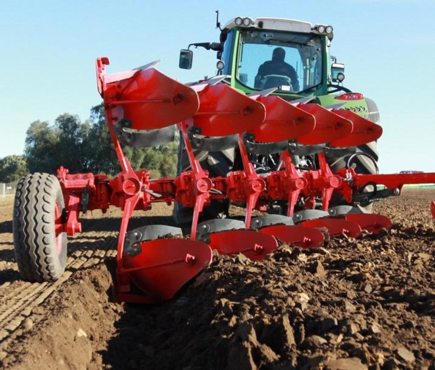 Widok z tyłu Pług UNIA IBIS VARIO podczas orki, widok z tyłu