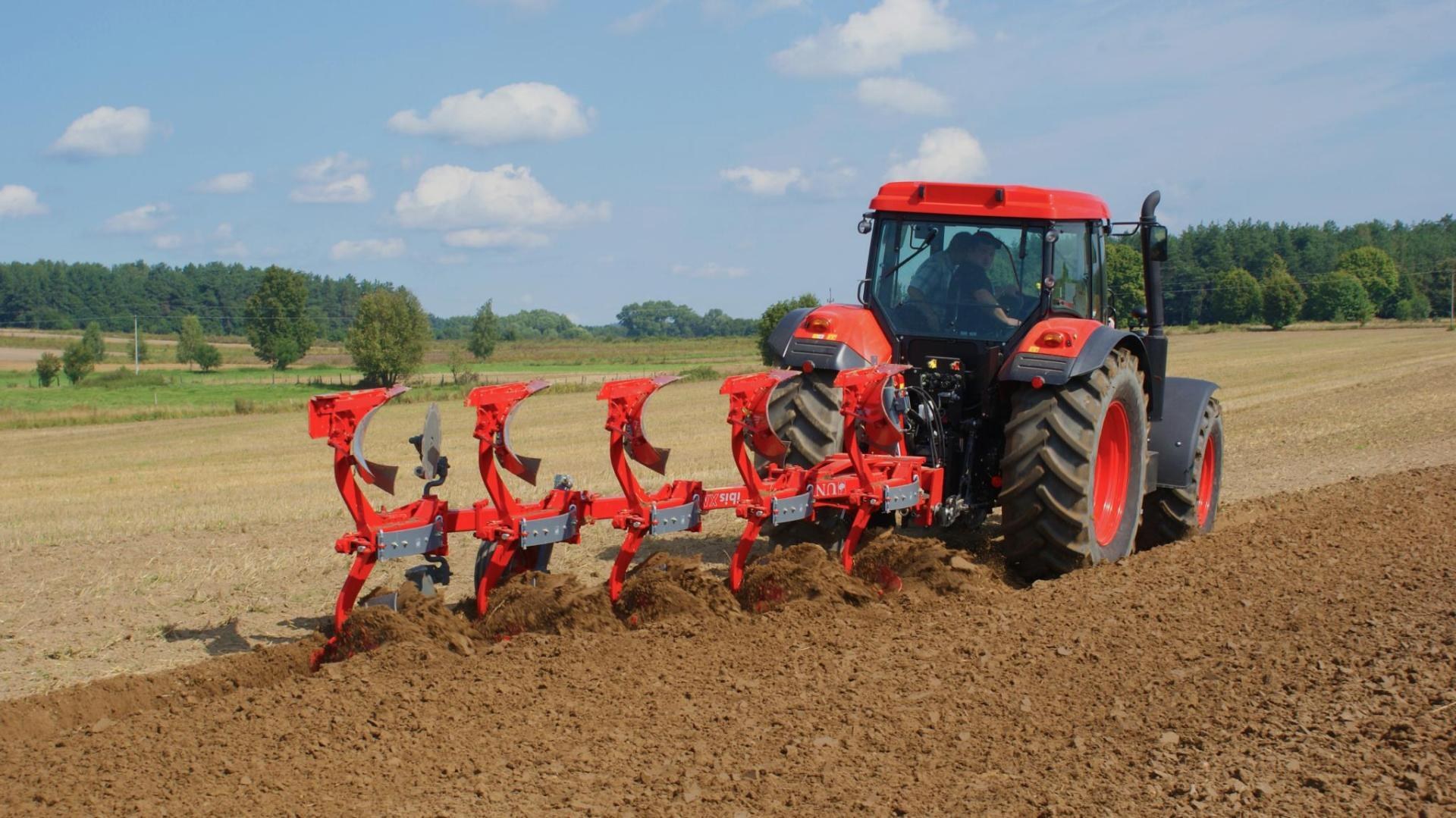Pług obracalny UNIA IBIS XM podczas orki, widok z boku