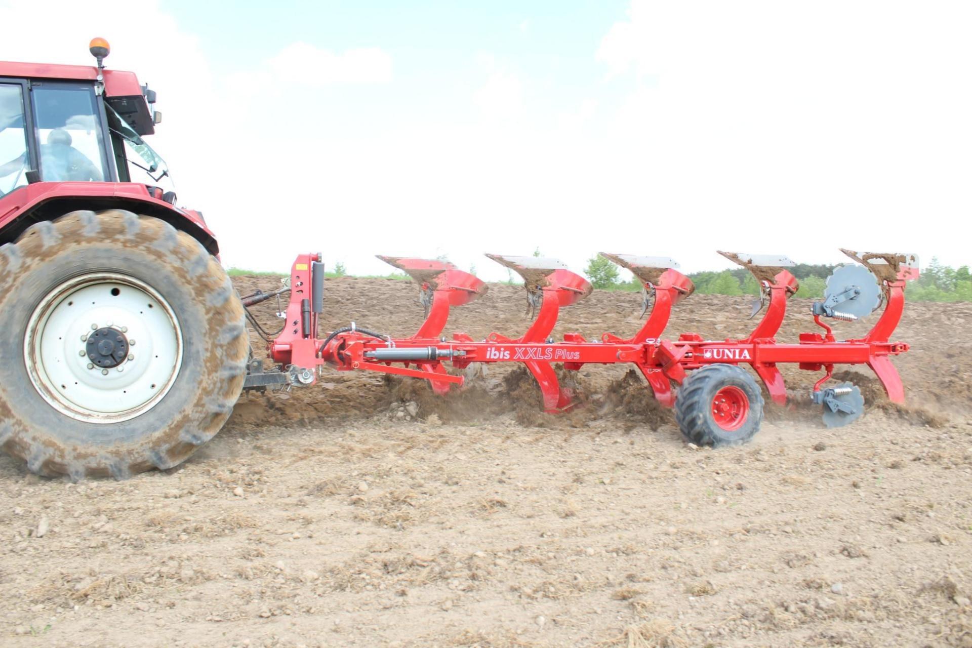 IBIS XXL S PLUS w pracy Pług UNIA IBIS XXL S PLUS z kołem podporowym podczas orki