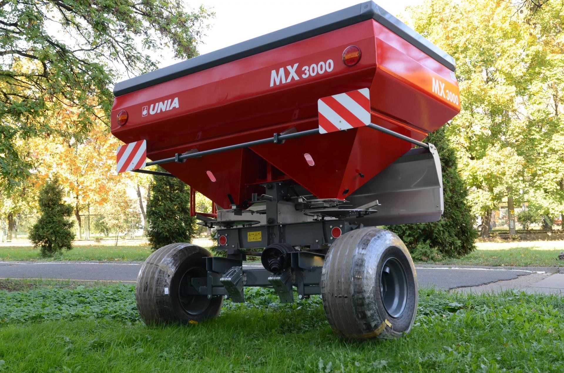 Zdejmowane koła transportowe Rozsiewacz UNIA MX w wersji 3000 l na zdejmowanych kołach transportowych