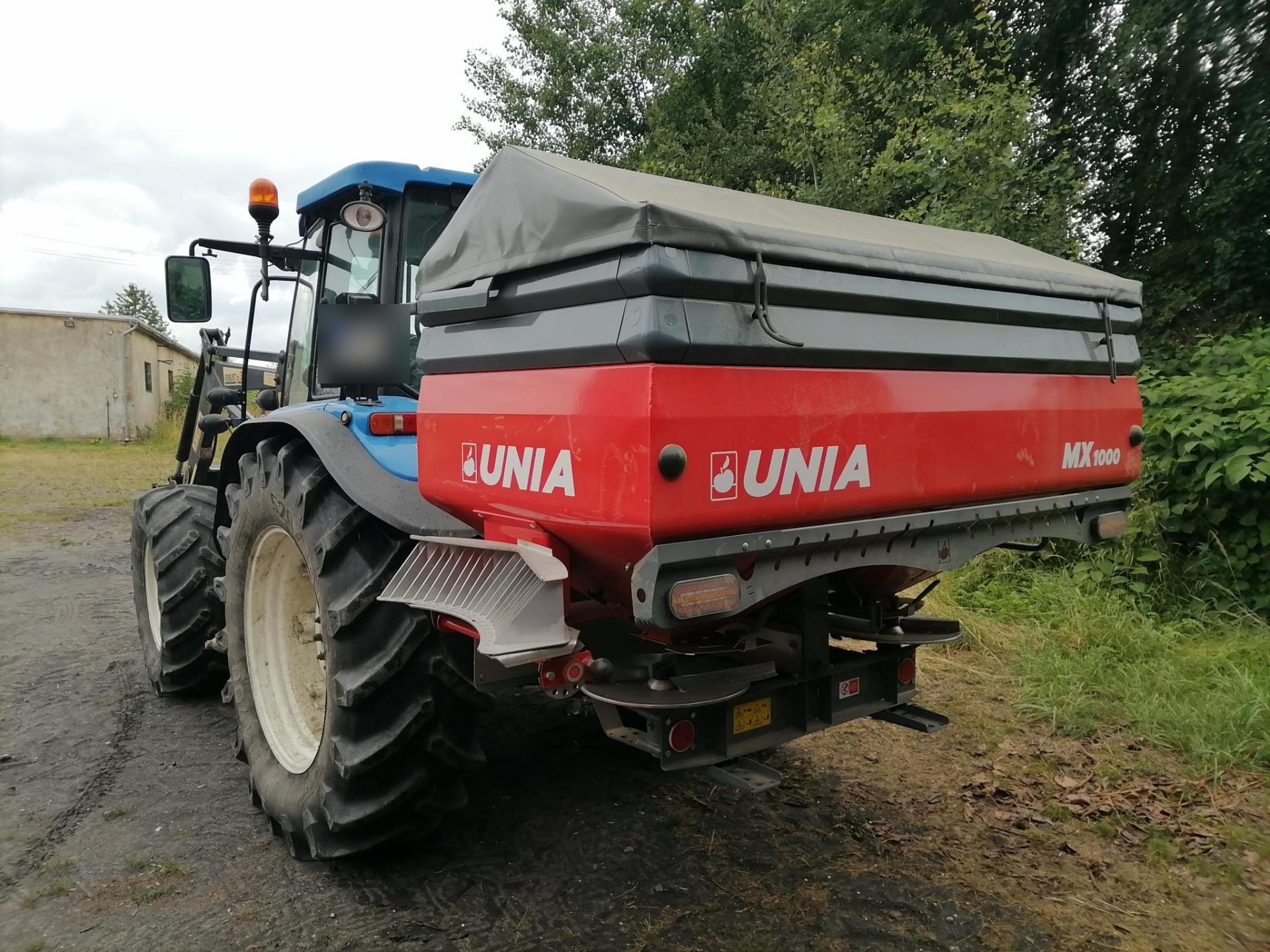 Plandeka, osłona i belka LED Rozsiewacz UNIA MX 1000 z plandeką, osłoną skrajną i belką LED, widok z tyłu