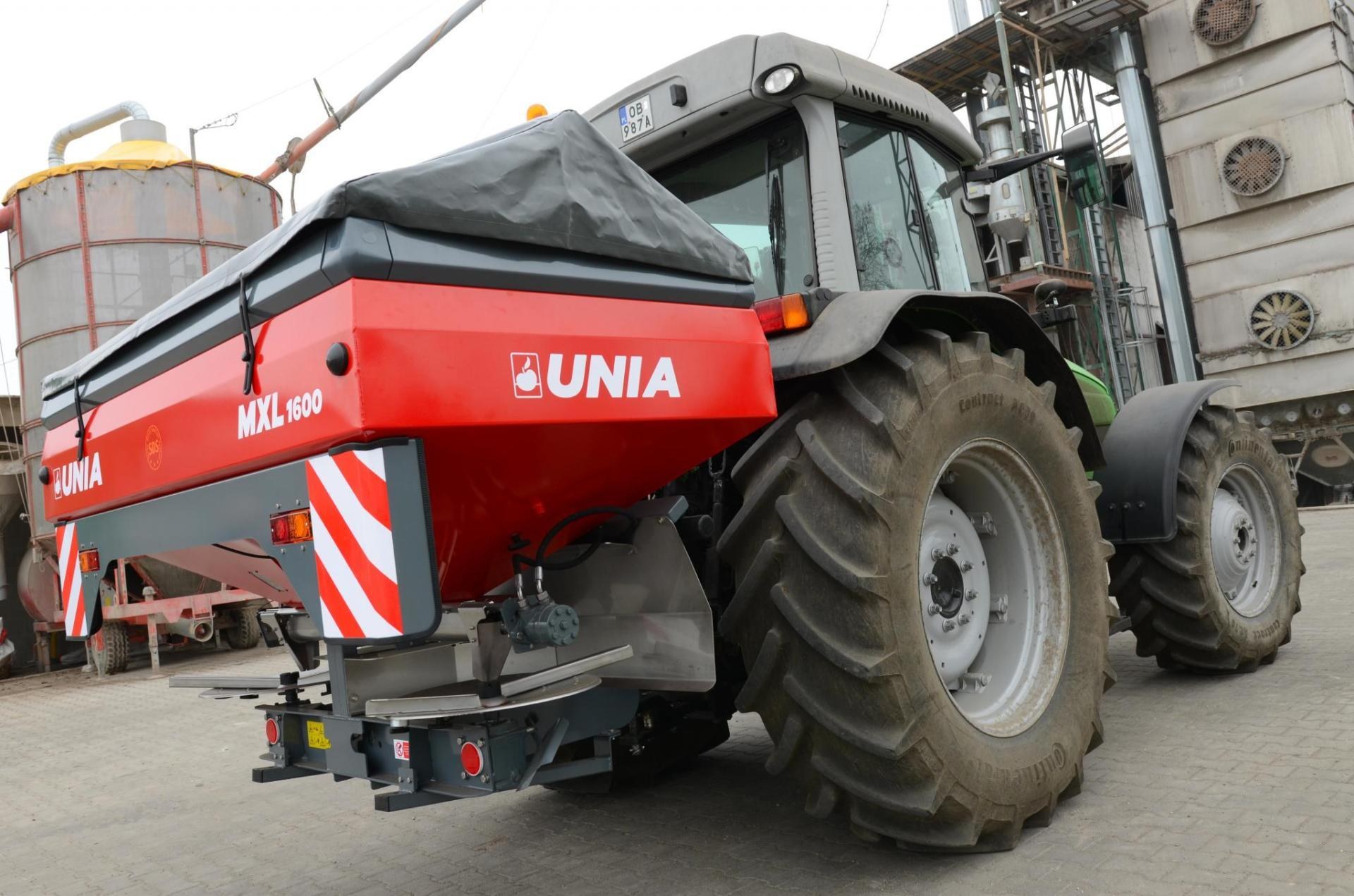 MXL z plandeką Rozsiewacz UNIA MXL 1600 z plandeką skrzyni