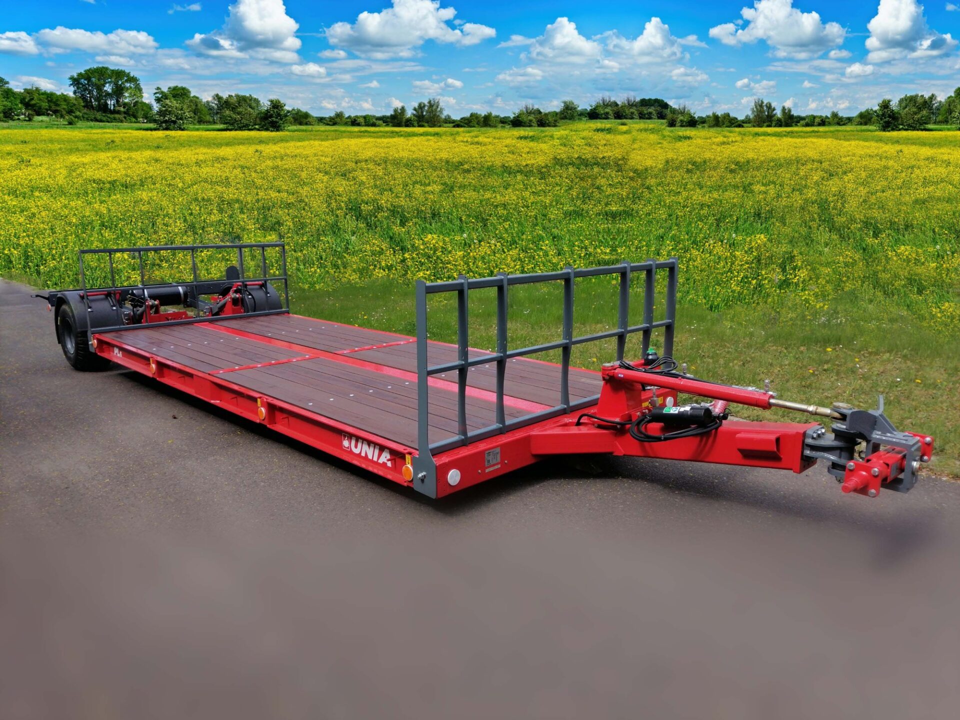 Platforma transportowa UNIA PLATFORM PL z barierkami i ruchomym zaczepem