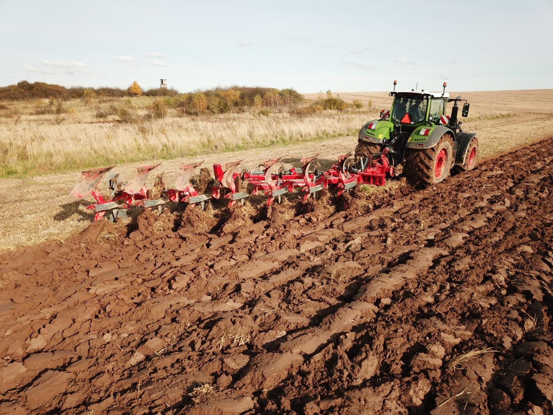 Orka na stoku Pług UNIA VIS ON LAND podczas orki na pochyłym polu
