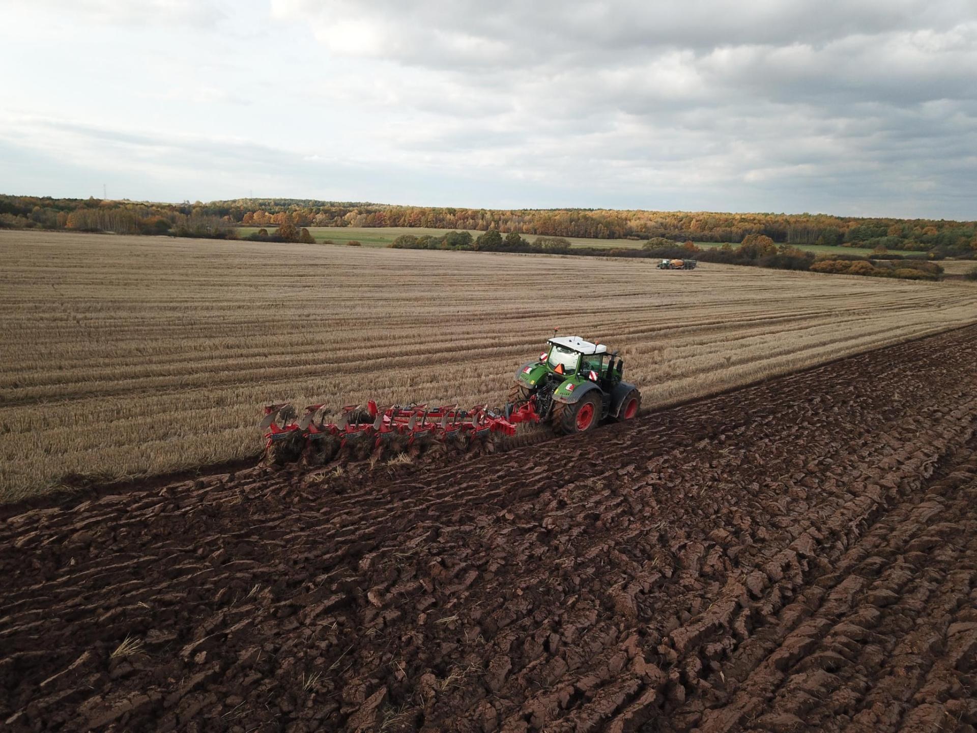 Orka widziana z góry Orka pługiem UNIA VIS ON LAND na dużym polu, widok z góry