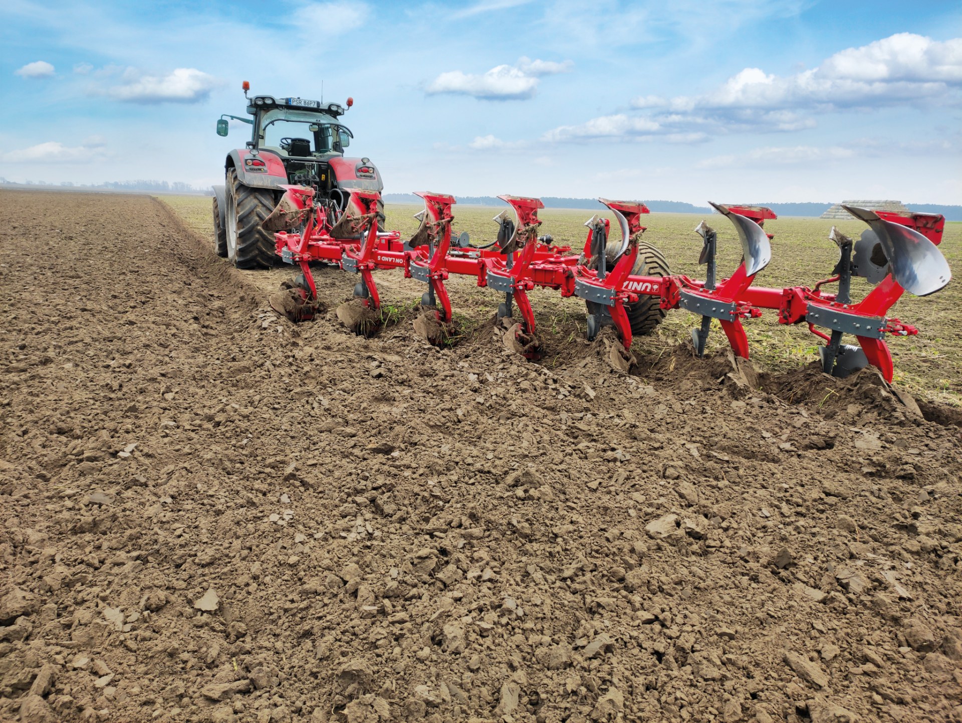 Widok z tyłu Pług UNIA VIS ON LAND podczas orki, widok z tyłu
