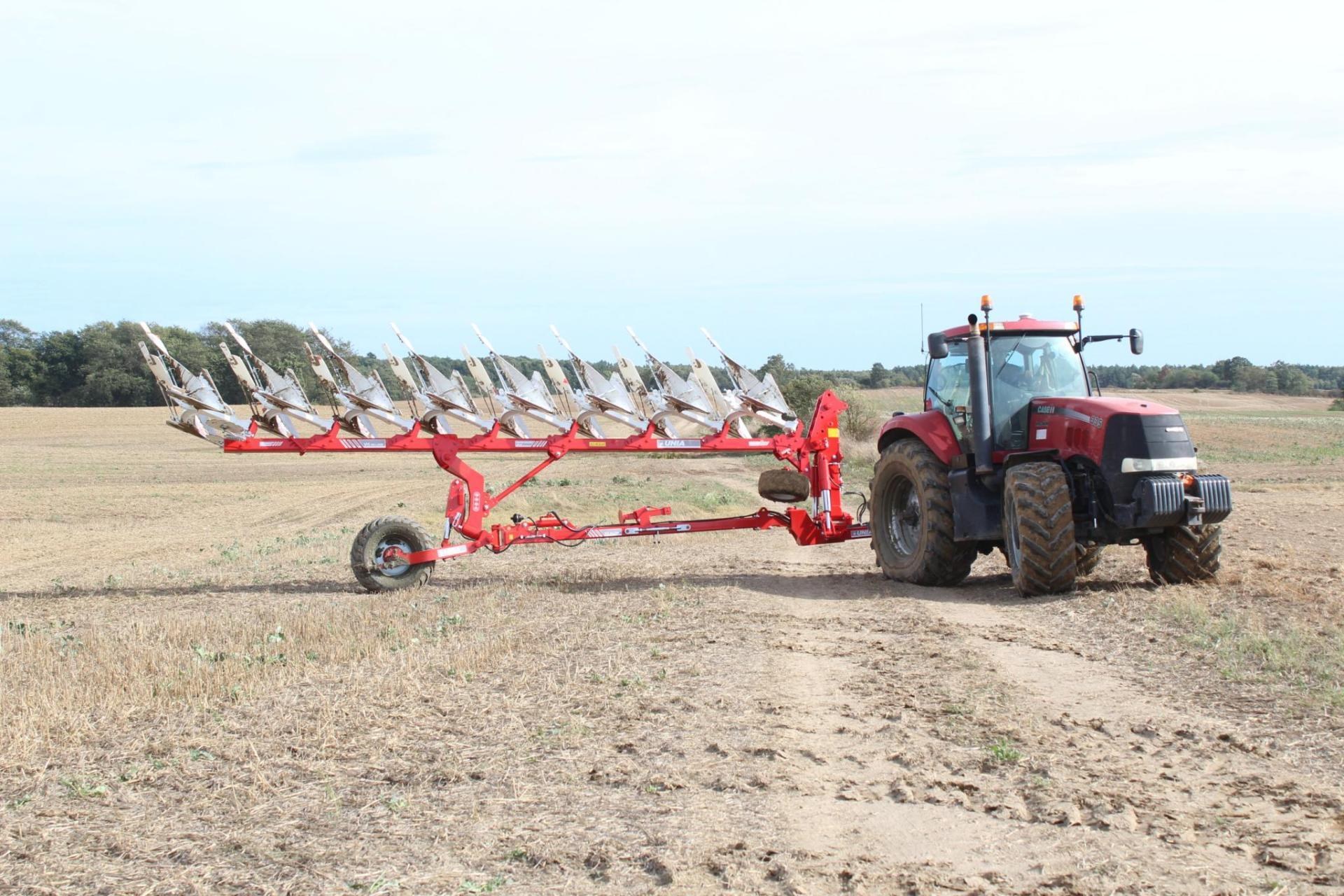 Pług uniesiony Pług UNIA VIS ON LAND uniesiony za ciągnikiem, z kołem podporowo-transportowym