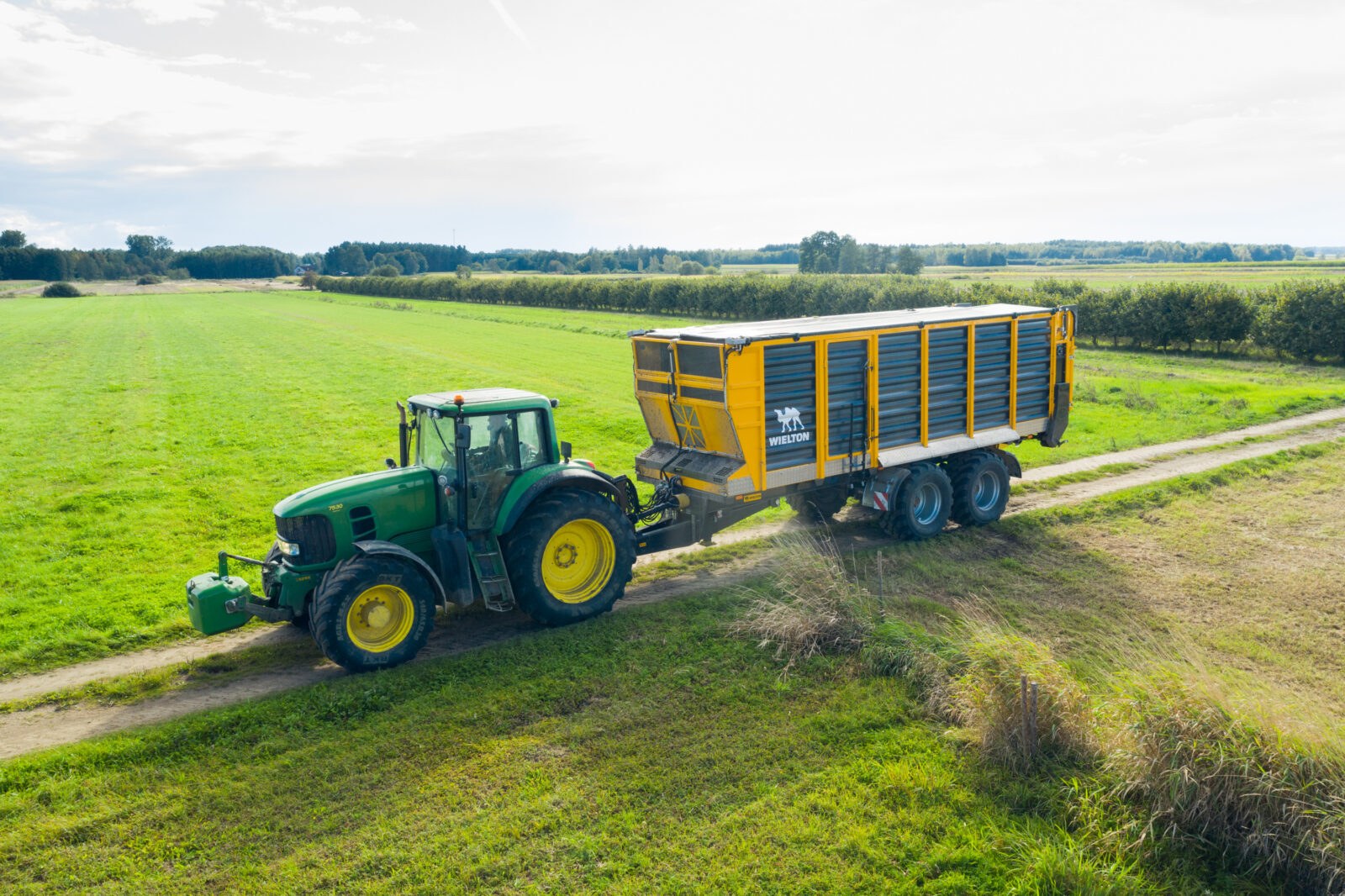Transport sieczki Przyczepa objętościowa Wielton PRC-2/V40 w transporcie z pola