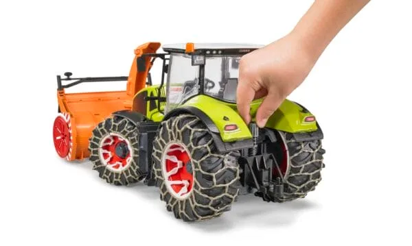 Traktor Claas Axion 950 z pługiem śnieżnym i łańcuchami na kołach - 03017 - BRUDER
