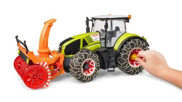 Traktor Claas Axion 950 z pługiem śnieżnym i łańcuchami na kołach - 03017 - BRUDER