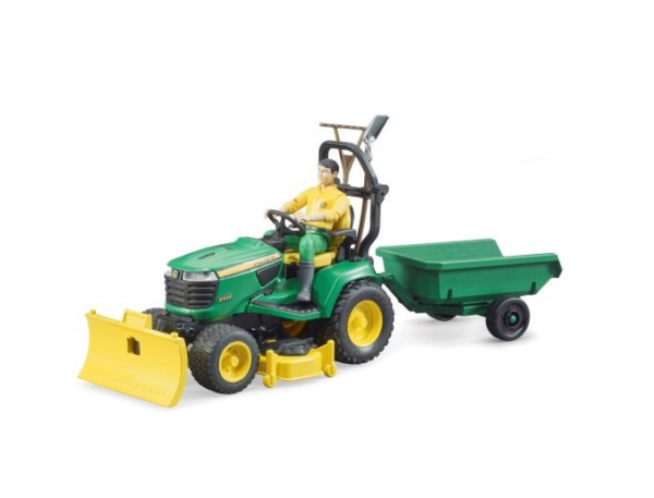 Traktorek John Deere z kosiarka, łyżką przyczepką i figurką ogrodnika - BRUDER 62104 1